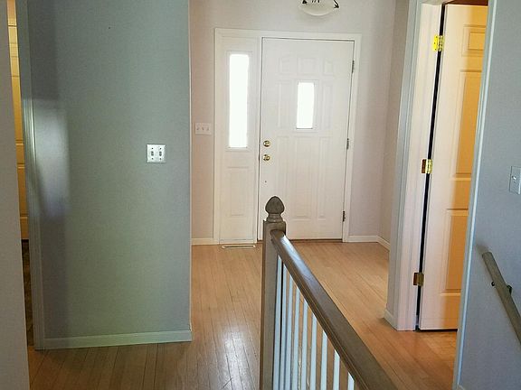 Foyer w/Hardwood Floor