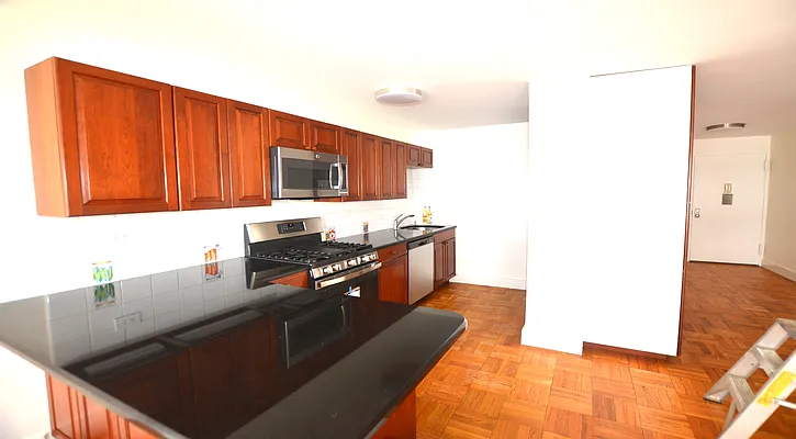 Rented by Manhattan Realty Group | media 29