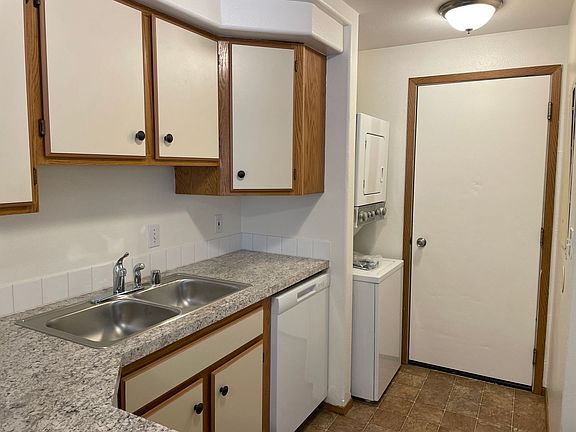 5th image of 724 NW Sunburst Ct