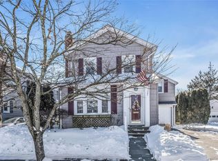 8 3rd Pl, Garden City, NY 11530