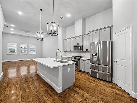 4th image of 2407 Lawrence St