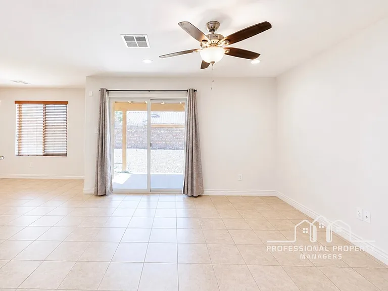 10219 E 34th Ln — Photo 5