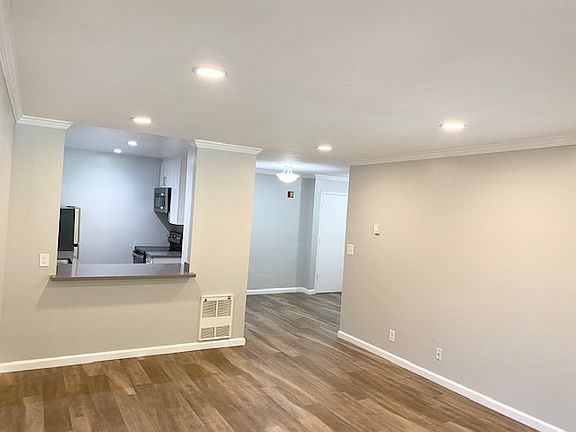 3rd image of 1555 W Hillsdale Blvd
