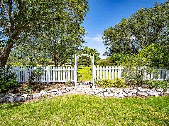 5th image of 132 S Ellendale Estate Blvd