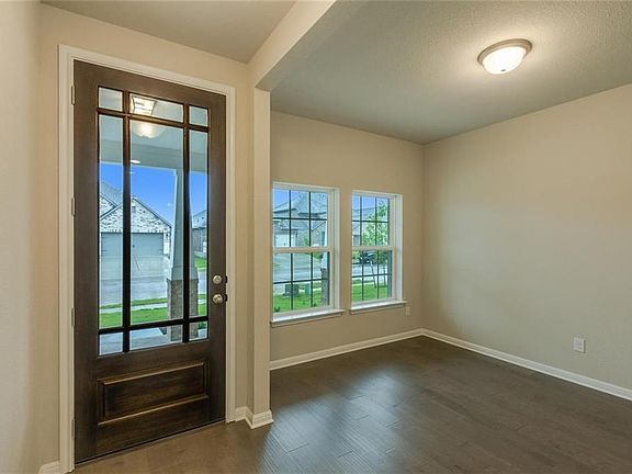 5th image of 344 Lacey Oak Loop