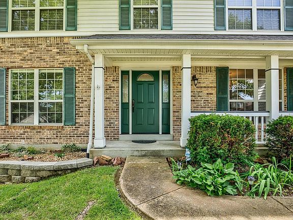 Front of home at 827 Oakmoor Drive