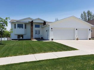 1604 Laurel Ln NW, Minot, ND 58703