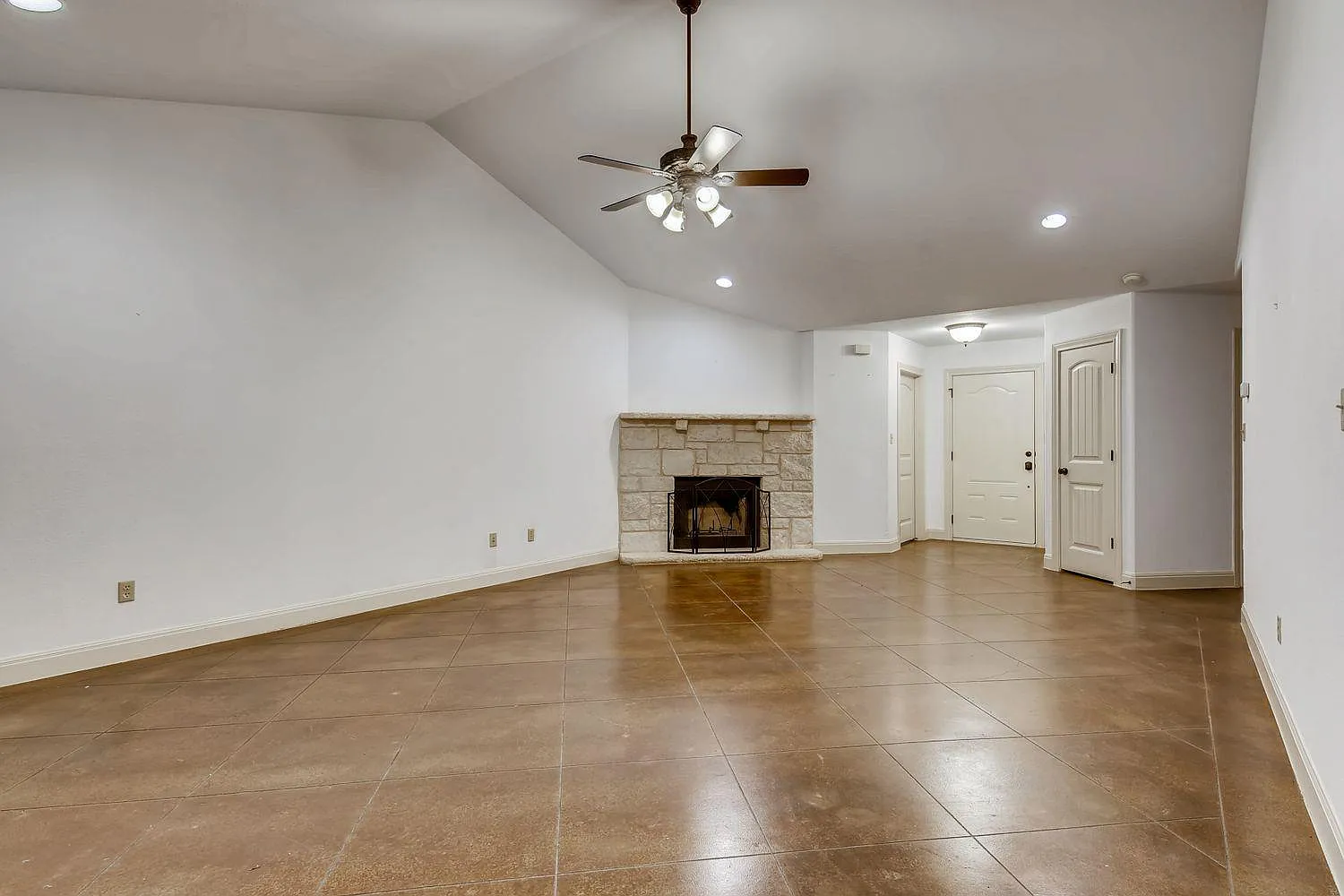 3 bed, 2.0 bath, 1528 sqft, $2,100 — Photo 2