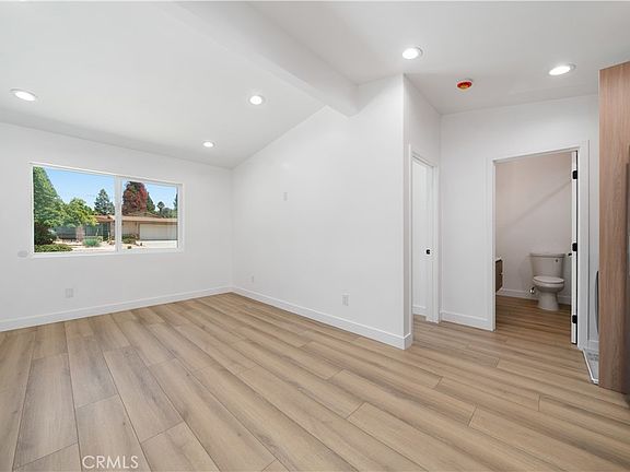 5th image of 22926 Leadwell St