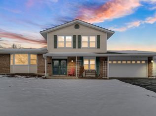 960 Norman Dr, Hoffman Estates, IL 60192