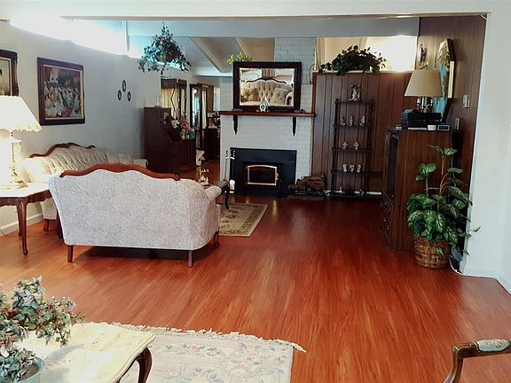 4th image of 27619 Cliffwood Ave