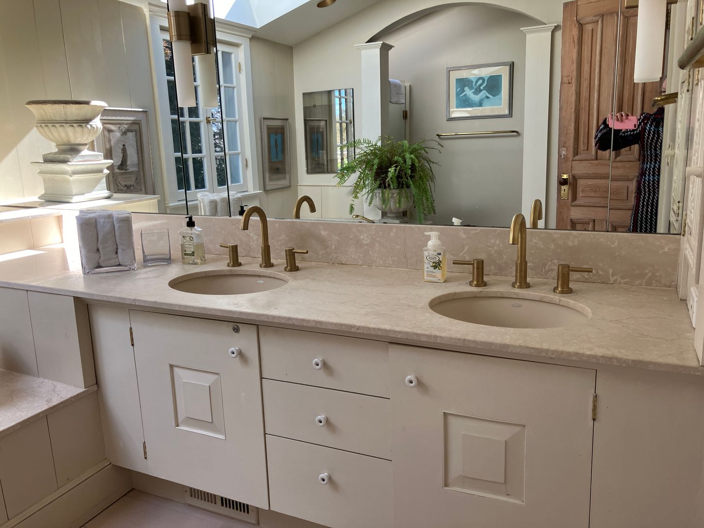 en suite bath with double sinks