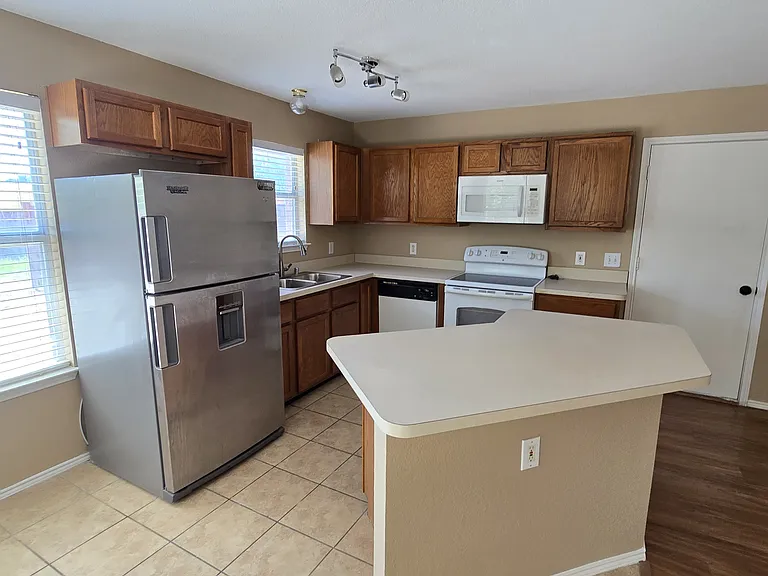 4512 Saddlebrook Dr — Photo 7