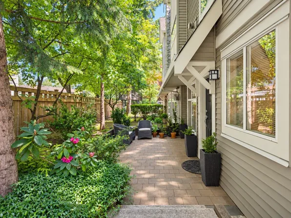 1071 Lynn Valley Rd #2, North Vancouver, BC V7J 1Z6