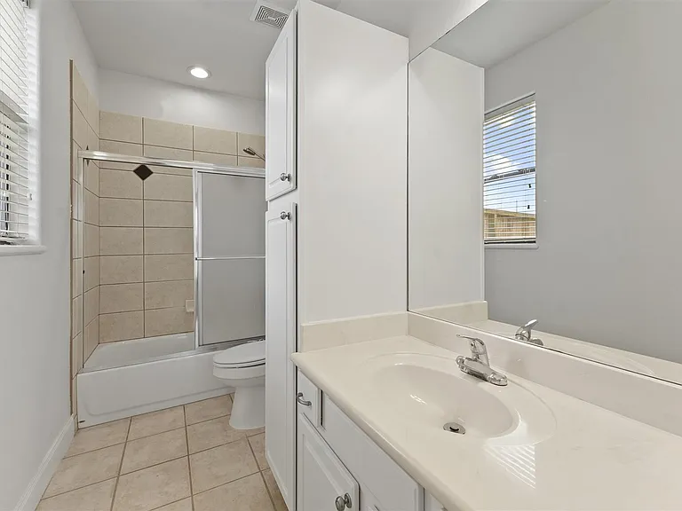 2402 Calumet St #D — Photo 10