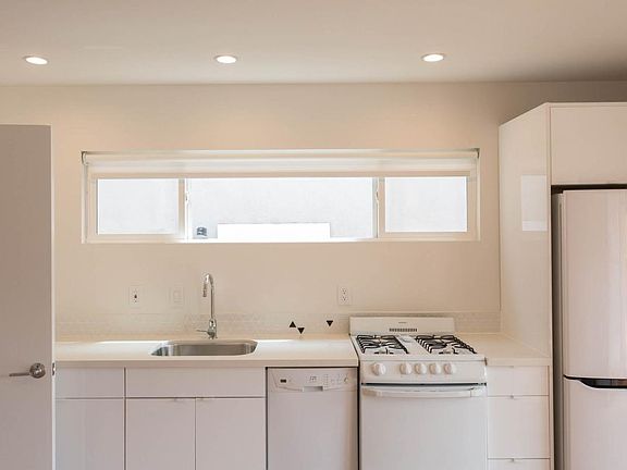 5th image of 2704 1/2 Bellevue Ave