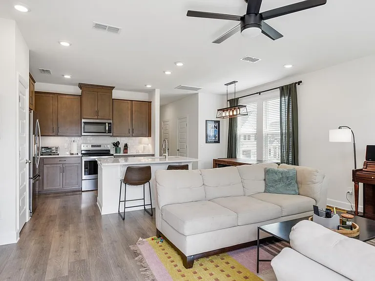 2712 Gossett Trl — Photo 6