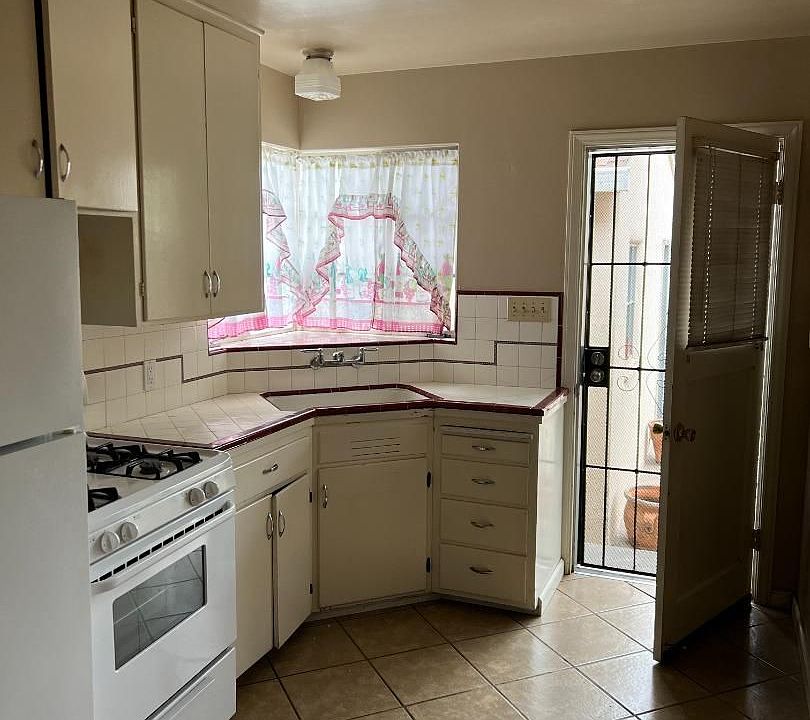 1st image of 890 N 17th St #17