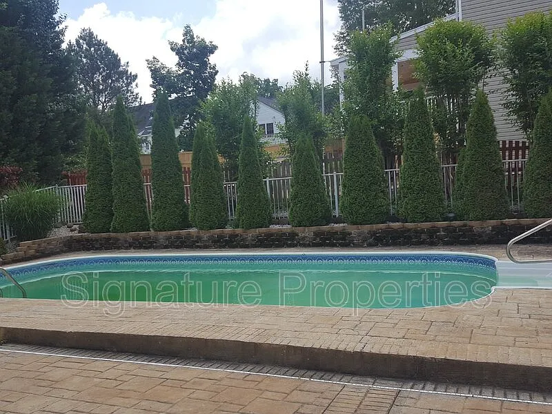 6 bed, 3.5 bath, 3165 sqft, $3,700 — Photo 2