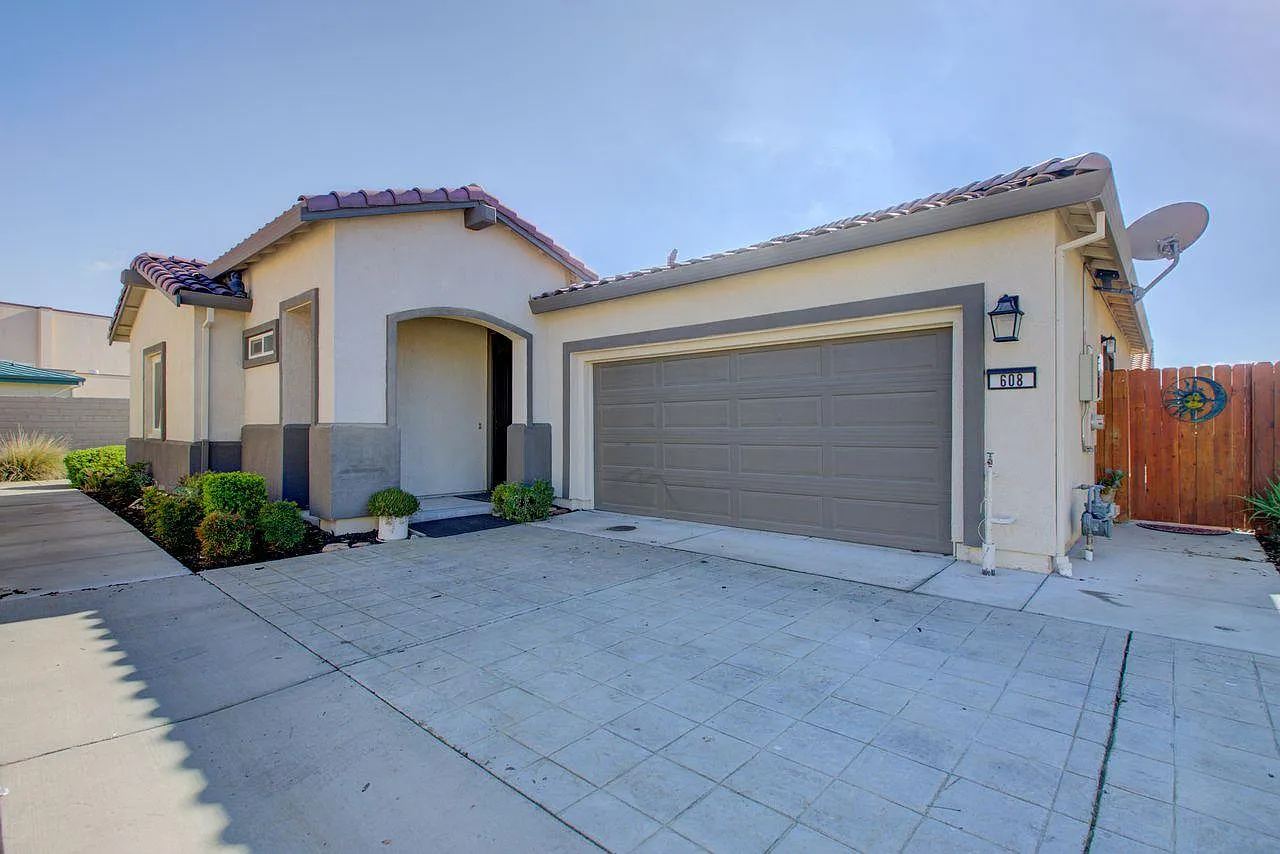 608 Machado St photo 1