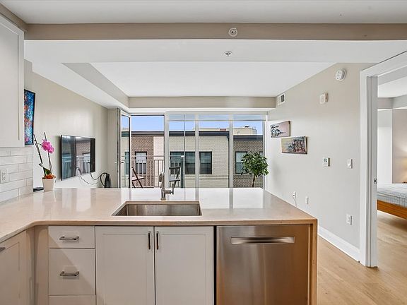 3rd image of 925 N Fairfax St #403