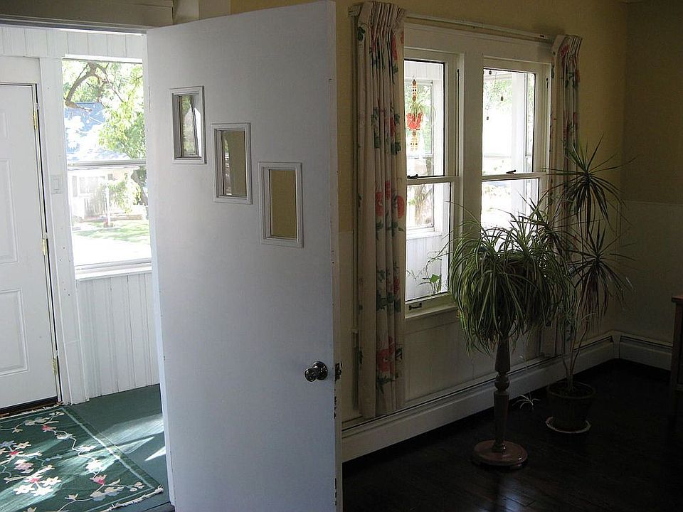 Door to front screened porch