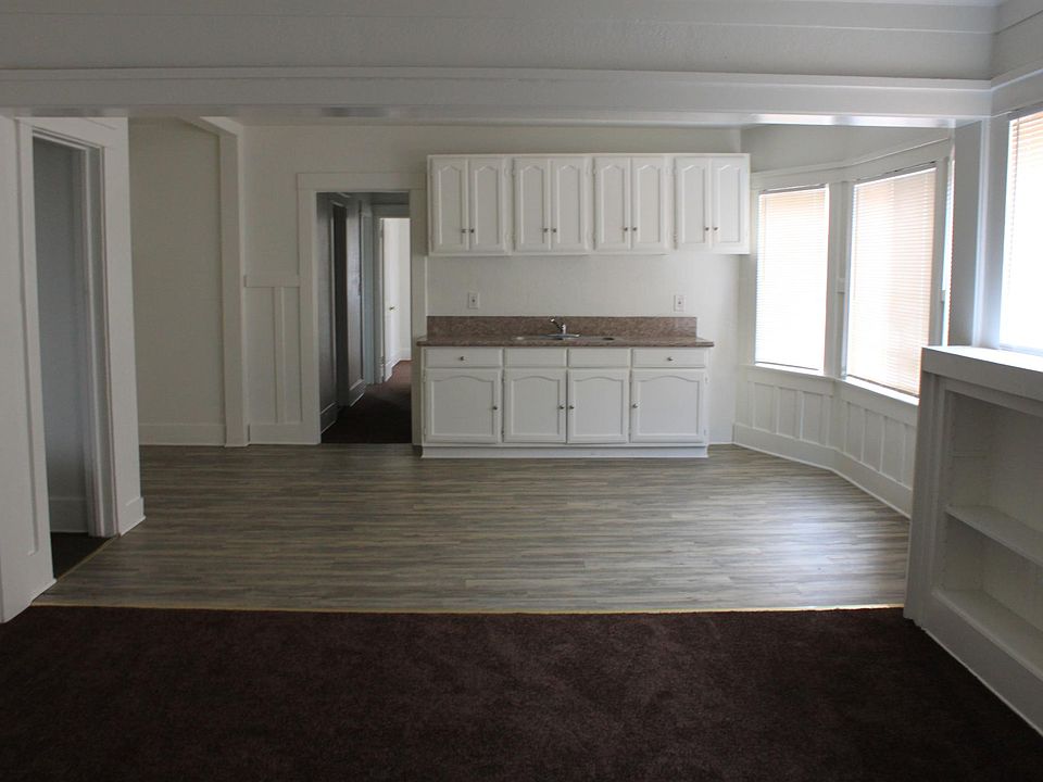 1st image of 830 1/2 W 40th Pl