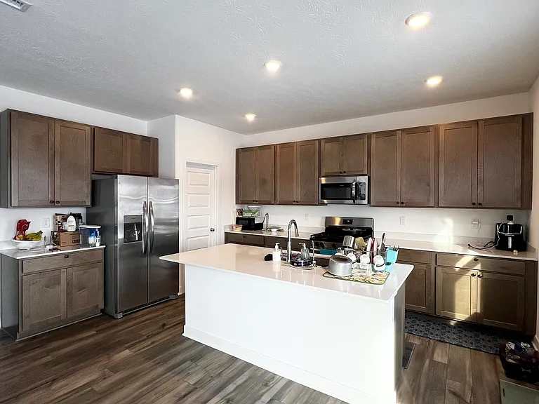 2725 Linwood Ave — Photo 4