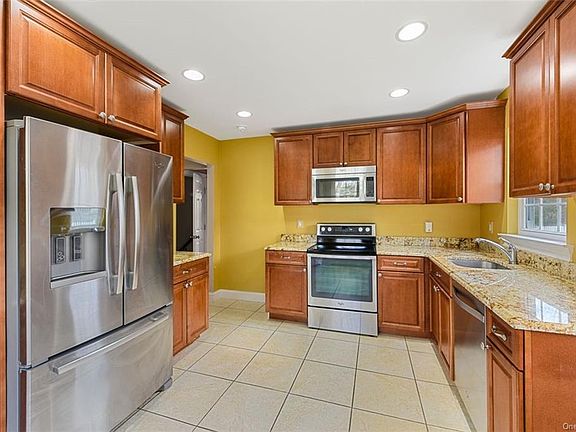 5th image of 30 Mayfair Ln