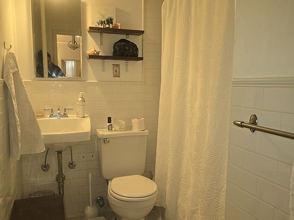 4th image of 228 W 17th St #1A