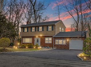 35 High Hills Ln, Huntington Station, NY 11746