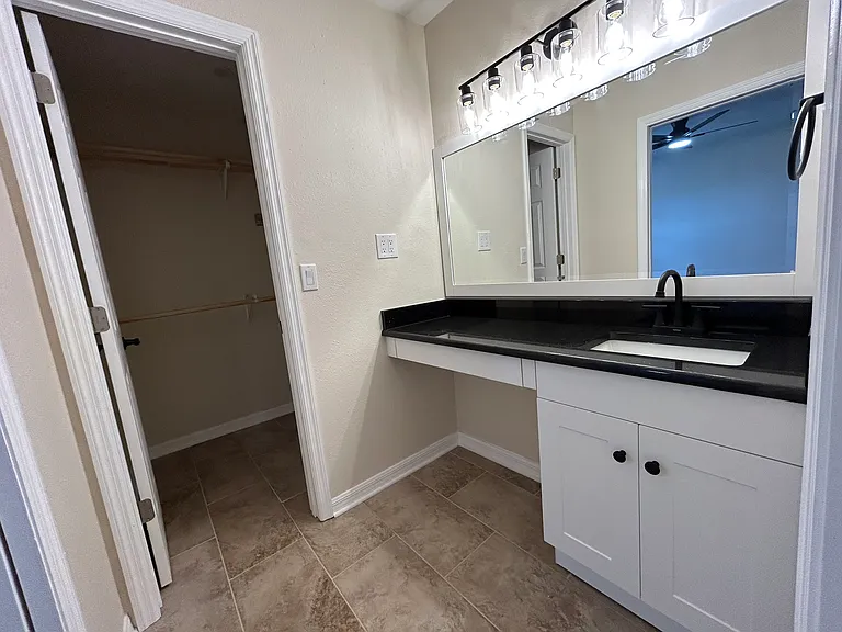 1232 E Honeytree Ln — Photo 7