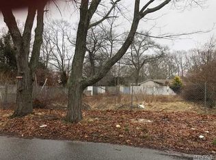 203 Woodside Dr, Mastic Beach, NY 11951