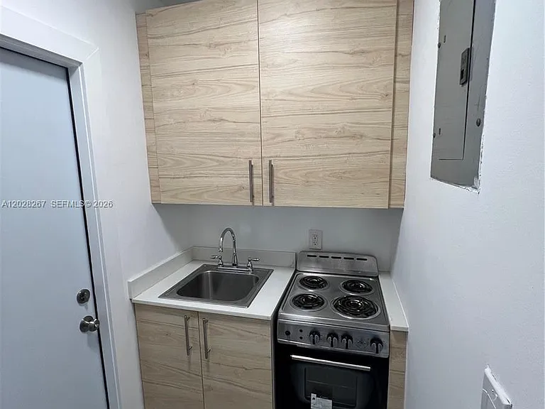 7035 NE 4th Ct #3 — Photo 4