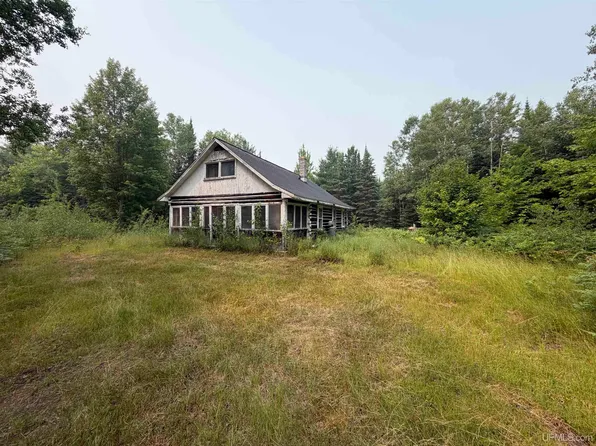 Cabin Fever N River Rd, Gulliver, MI 49840