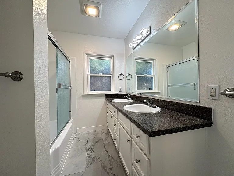 Charming 2 Bedroom, 2 Bathroom Home in Redwood City — Photo 28