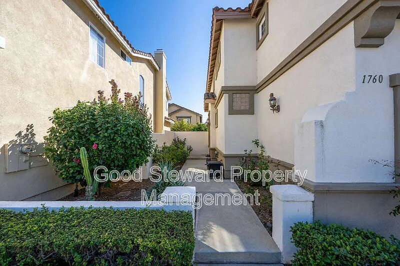 4 bed, 2.5 bath, 1817 sqft, $4,600 — Photo 3