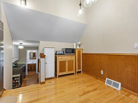 3rd image of 301 E 10th St