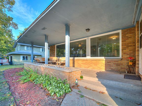 4th image of 4042 Loomis Dr
