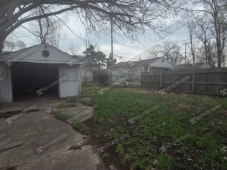18624 Albion St — Photo 3