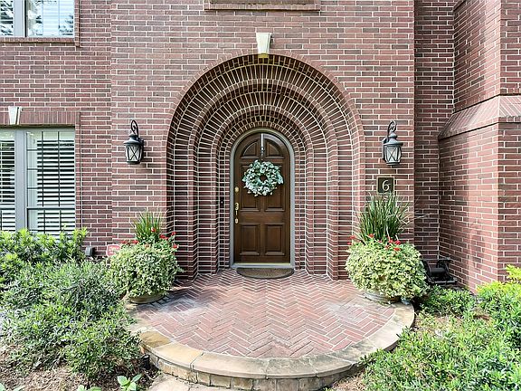 2nd image of 6 Woodsborough Cir