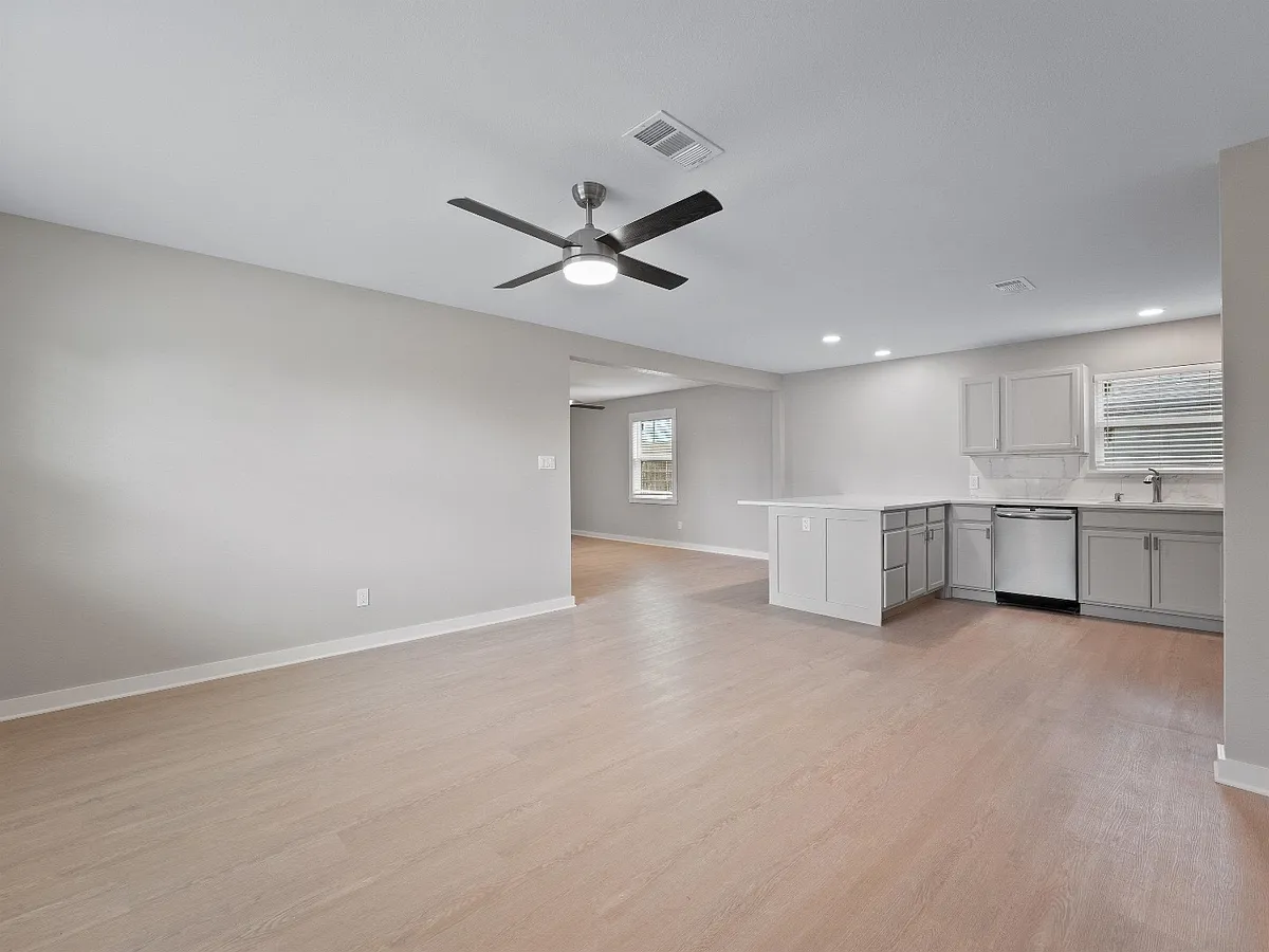 Property Photo - 421 S Interurban St