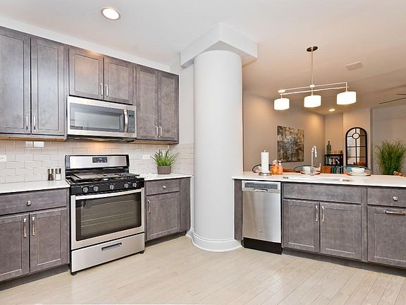 3rd image of 4612 N Clarendon Ave #710