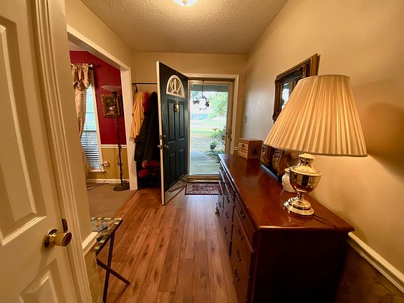 3rd image of 10 Country Place Dr