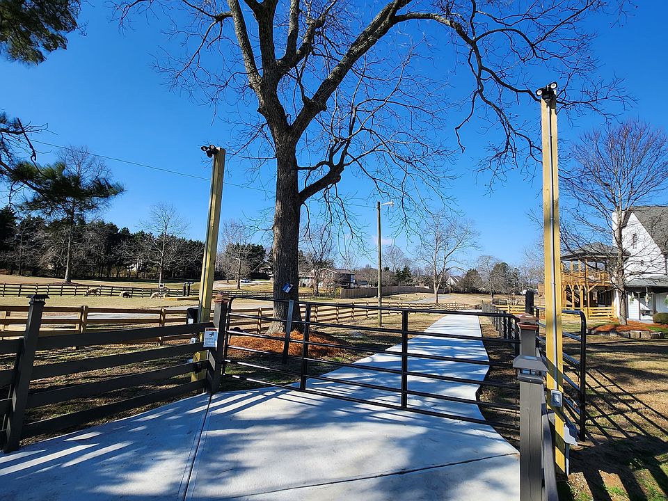 PRIVATE & GATED ENTRANCE TO THE APARTMENT