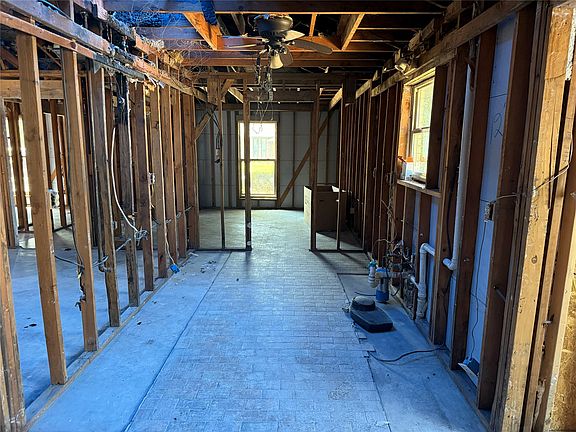 4th image of 147 Sandy Oak Ln