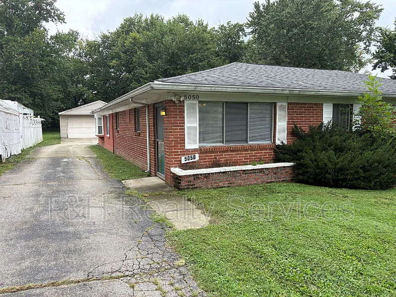 3 bed, 1.0 bath, 1102 sqft, $1,300 — Photo 3
