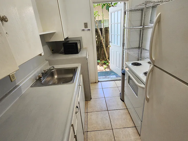 715 SW 4th St #4 — Photo 4