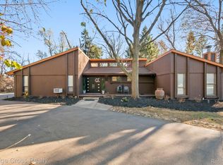 24459 Bloomington Ct, Franklin, MI 48025