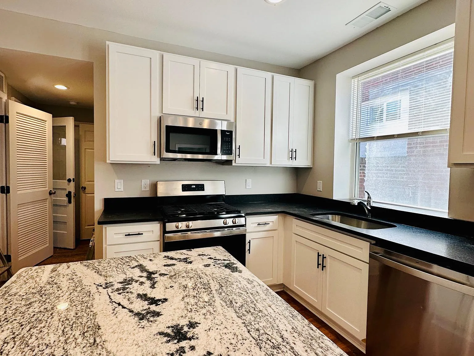 2 bed, 1000 sqft, $1,600 — Photo 2